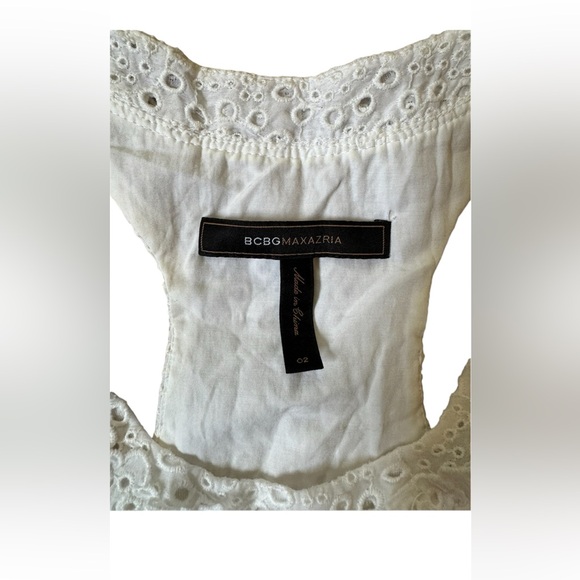 BCBG WHITE PATTERN DRESS. - Picture 4 of 4